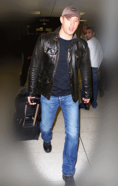 Jensen Ackles gif photo: airport041210 airport04-12-10.gif